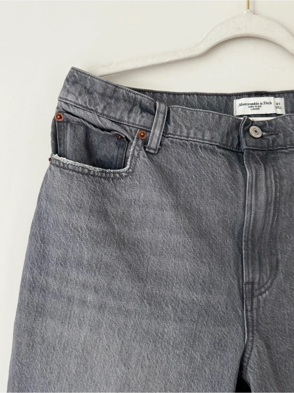 Abercrombie & Fitch High Rise Loose Jeans, Grey Wash Denim – Size 31